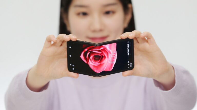 Zukünftige Galaxy Z Flip-Telefone könnten dank Samsungs neuestem Flex In & Out OLED-Panel nach innen und außen geklappt werden