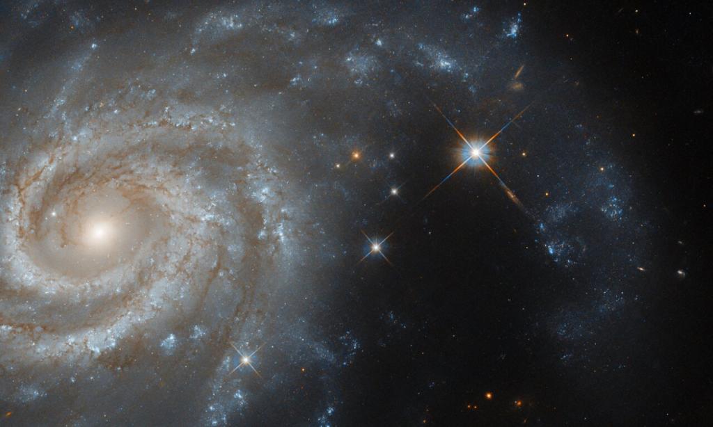 Spiralgalaxie IC 438 vom Hubble-Weltraumteleskop aus gesehen