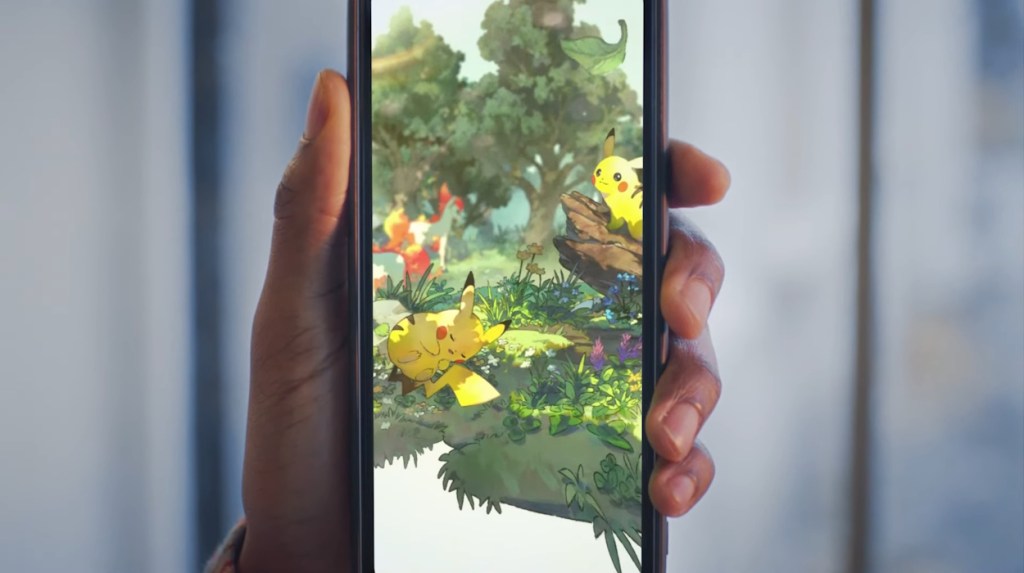 Schaufenster mit immersiven Karten des Pokémon-Sammelkartenspiels