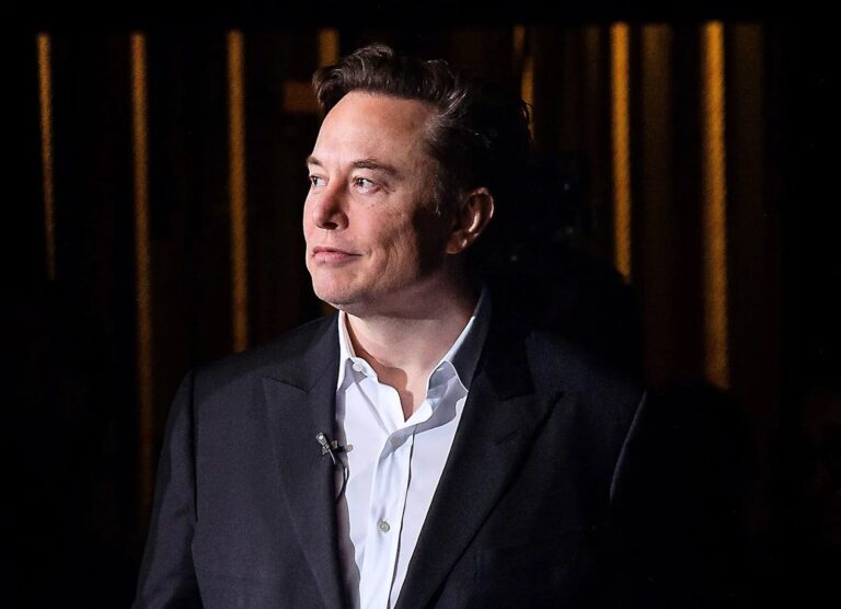 Elon Musk reagiert mit zwei Emojis auf die Nachricht, dass Apple angeblich sein selbstfahrendes Projekt aufgegeben hat